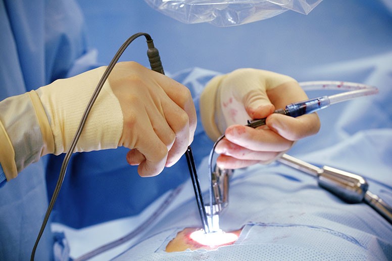 Minimally invasive cardiac surgery being performed by surgeons using advanced instruments, guided by Dr. Jai Bhagwan Dhull’s expertise in heart care.
